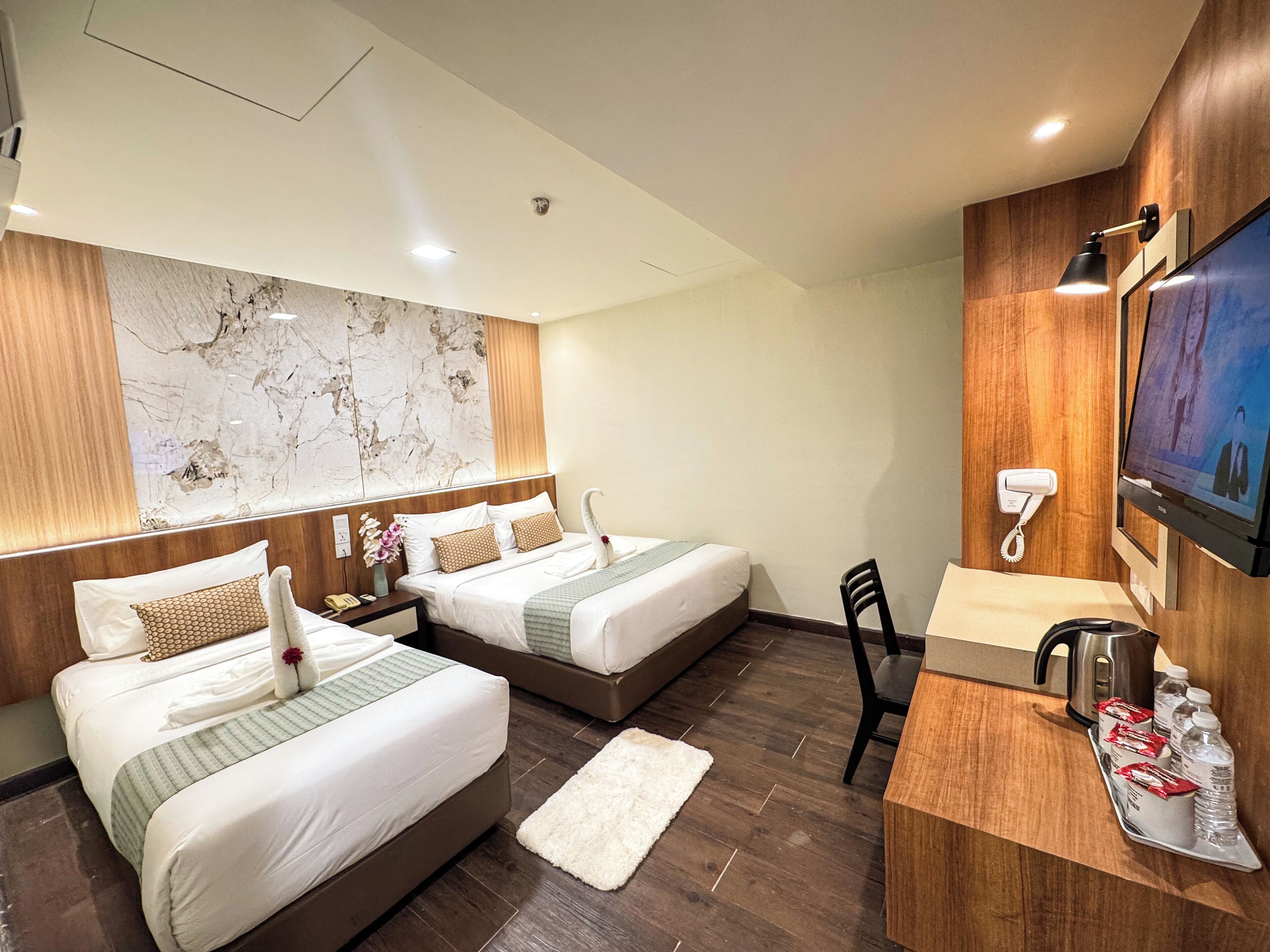 Habitación triple Deluxe (Deluxe) | Ropa de cama de alta calidad, colchones Select Comfort, escritorio