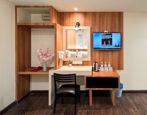 Ylelliset vuodevaatteet, Select Comfort -patjalliset sängyt, työpöytä