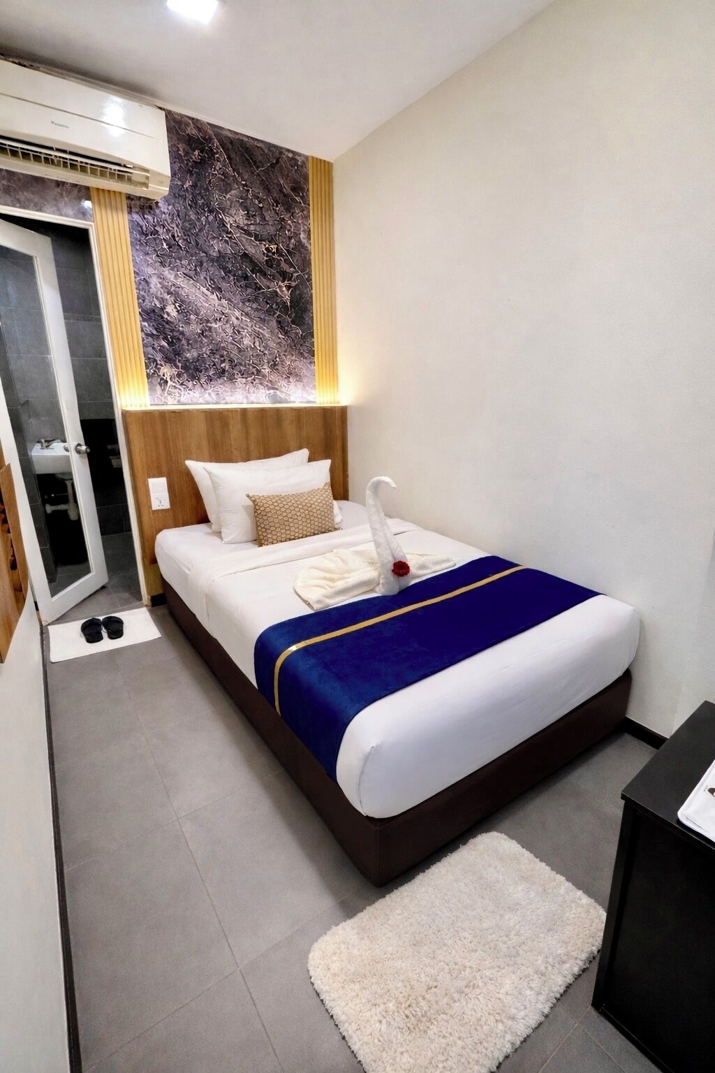 Yhden hengen standard-huone | Ylelliset vuodevaatteet, Select Comfort -patjalliset sängyt, työpöytä