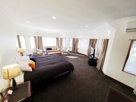 Ropa de cama de alta calidad y minibar 