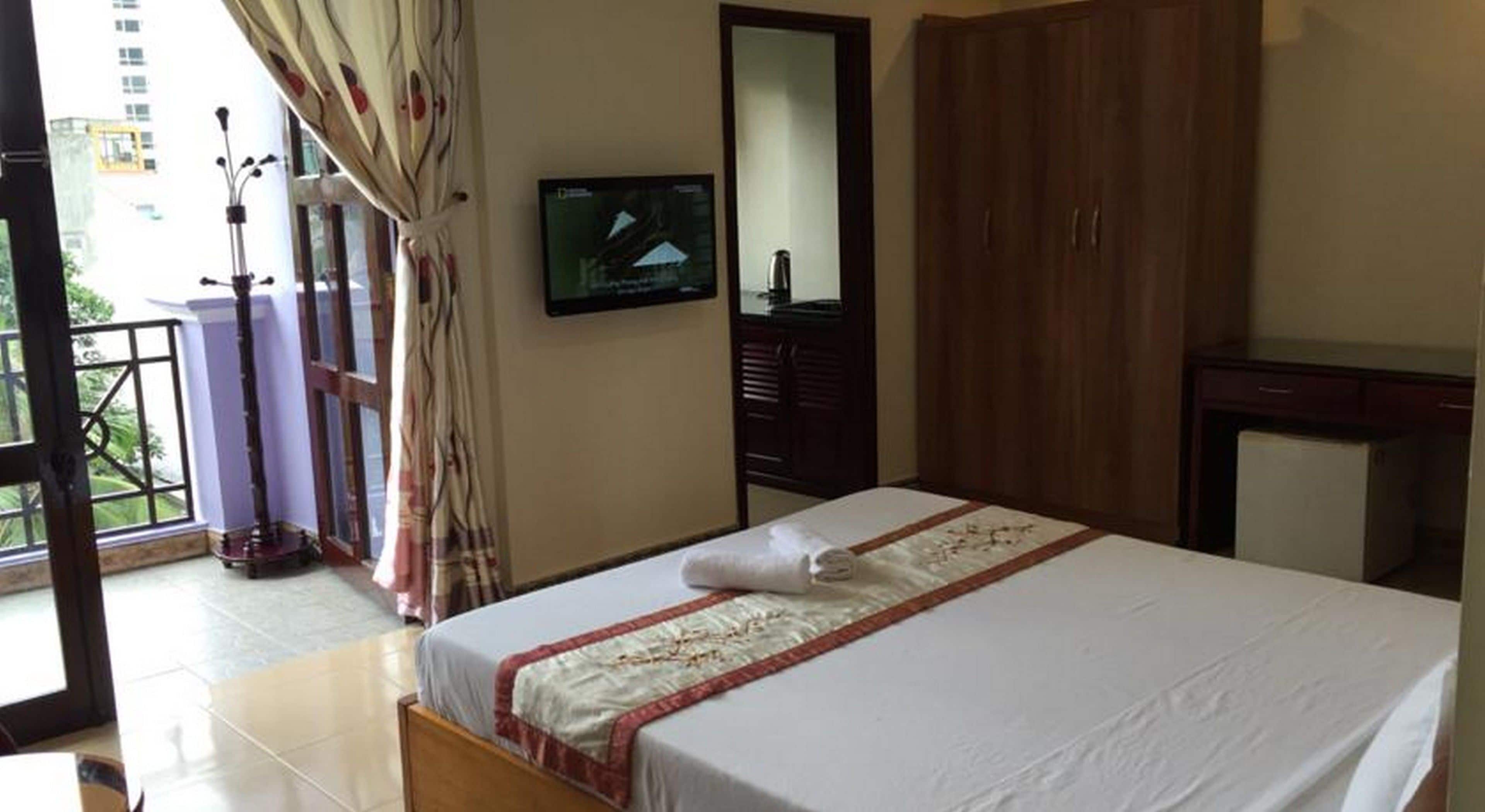 minibar, desk, free wifi, bed sheets