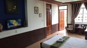 Minibar, desk, free WiFi, bed sheets - Sunny B Hotel (Hue)
