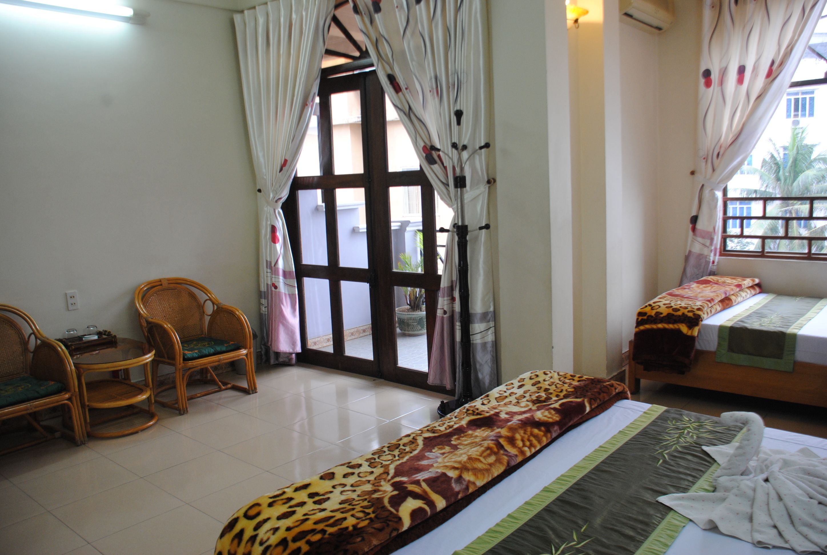 basic double room single use | minibar, desk, free wifi, bed sheets