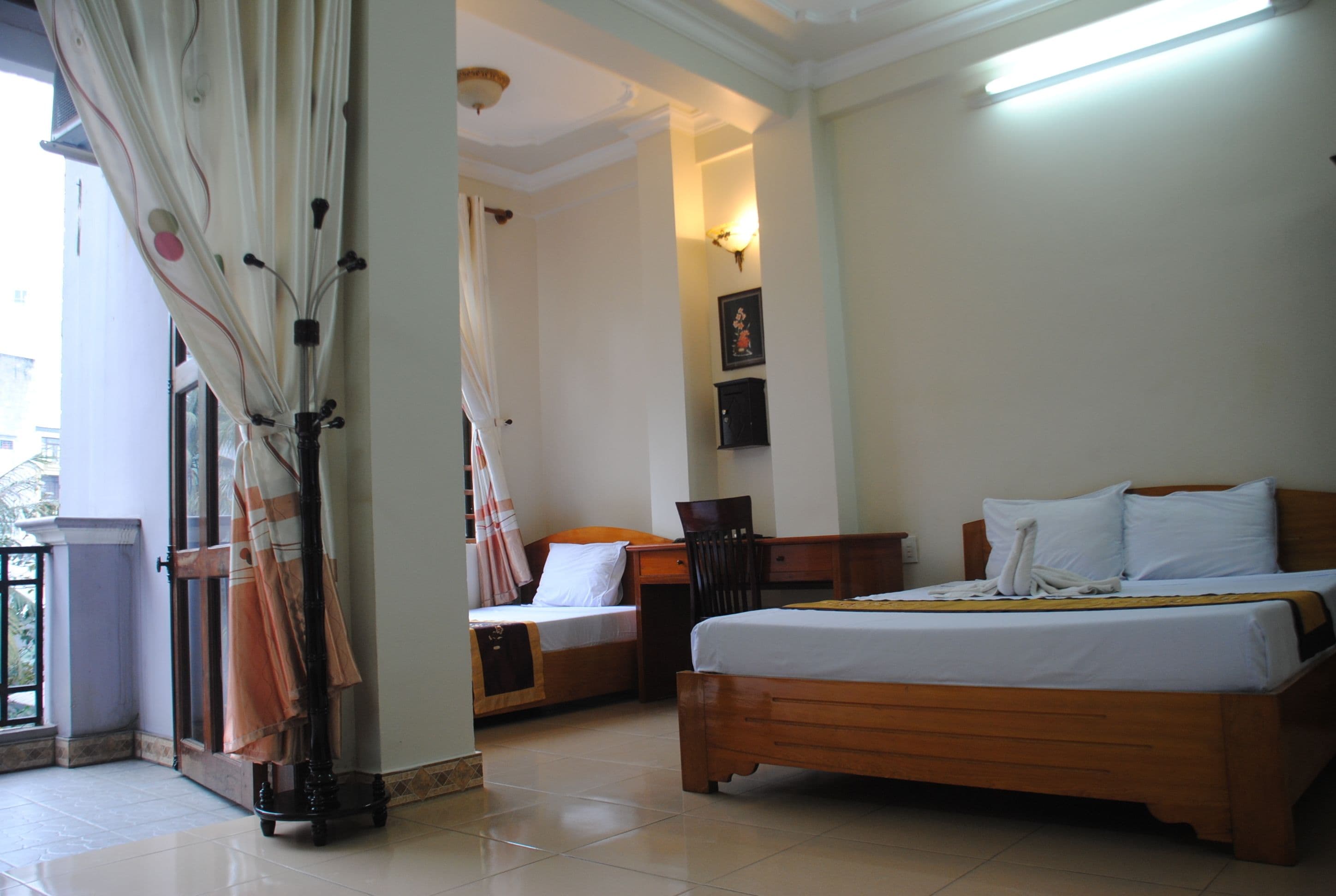 family room | minibar, desk, free wifi, bed sheets