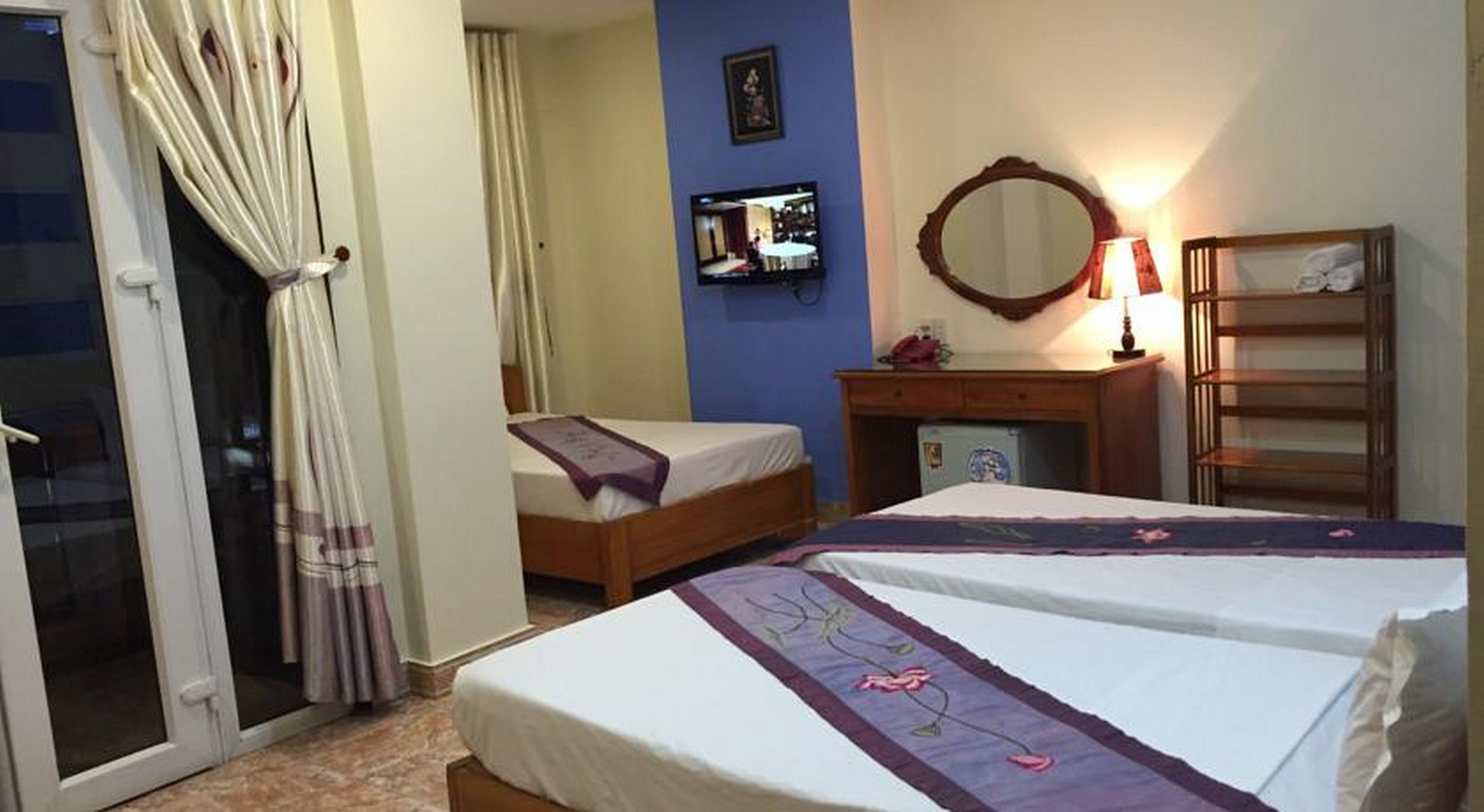 family room | minibar, desk, free wifi, bed sheets