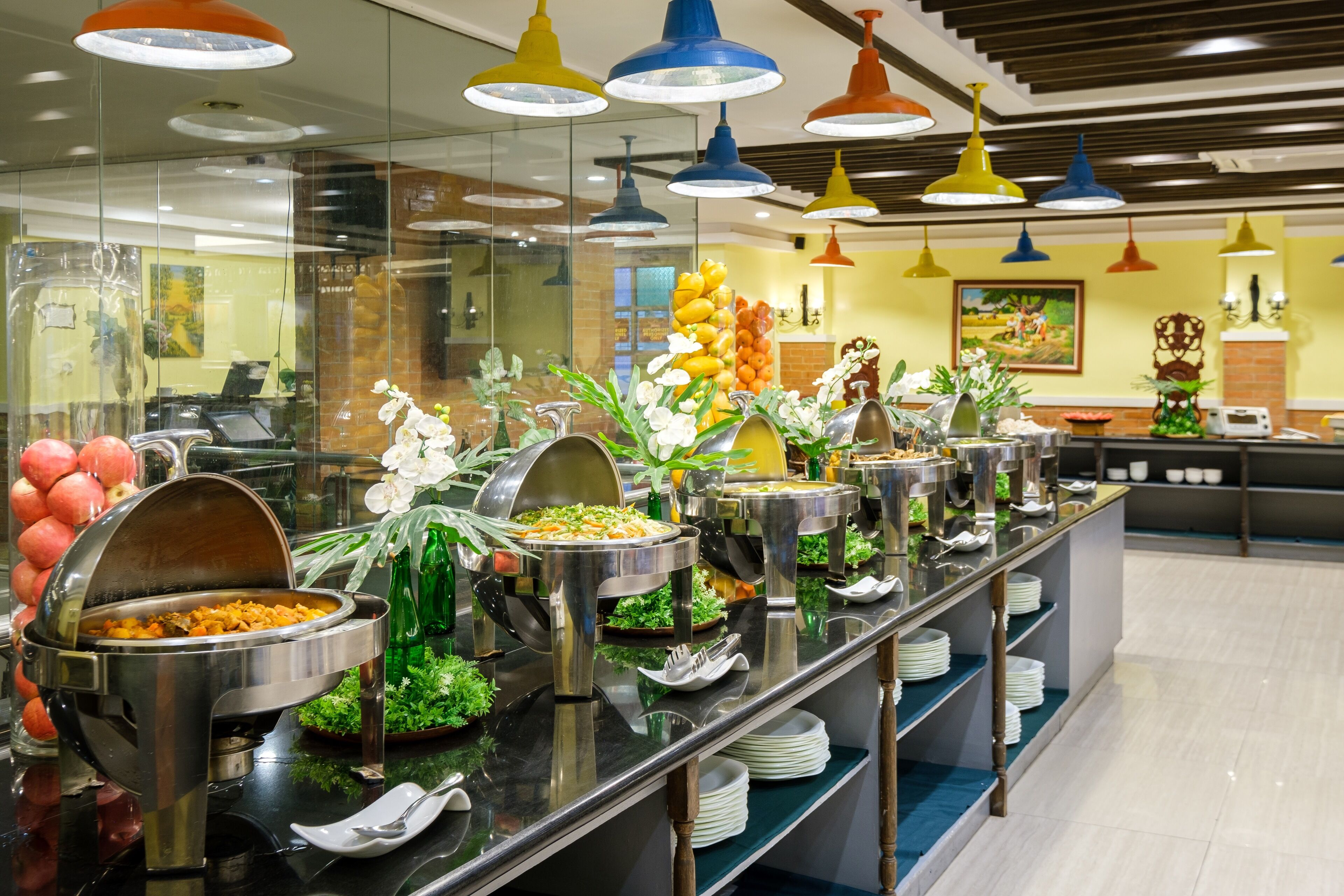 Phục vụ bữa sáng, bữa trưa và bữa tối 