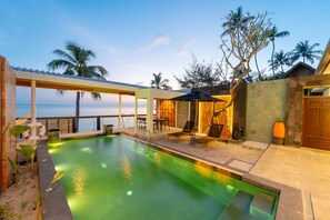 A pool area with lounge chairs and a view of the ocean. - Pao Jin Poon Beach Front Villa (Koh Samui)