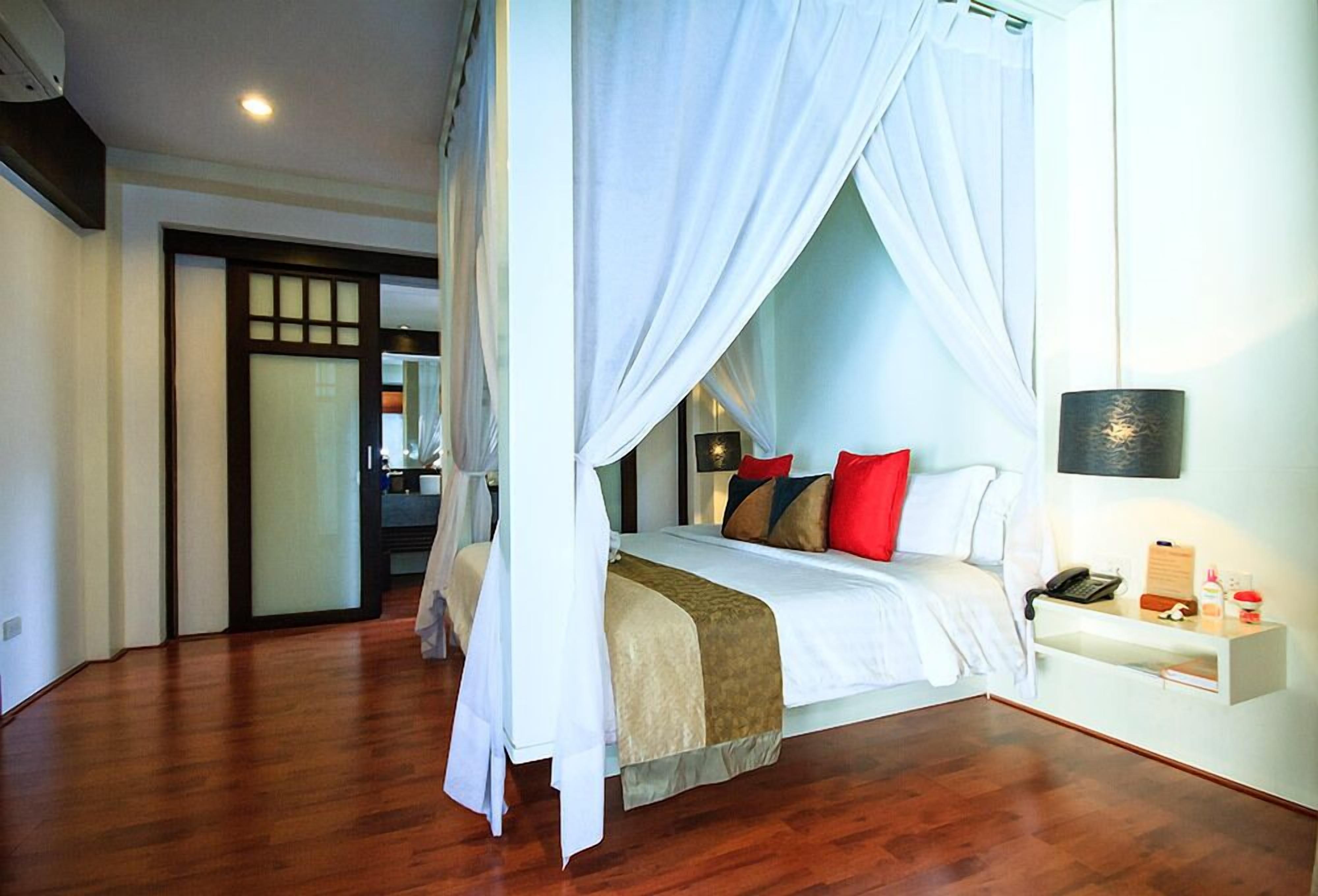 Ropa de cama de alta calidad, minibar, caja fuerte y cortinas opacas