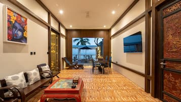 Two Bedroom Beachfront Pool Villa | 餐厅