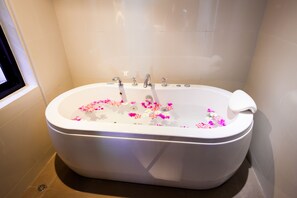 One Bedroom Pool Villa | Phòng tắm | Bồn tắm và buồng tắm vòi sen riêng, vòi sen phun mưa 