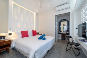 Two Bedroom Beachfront Pool Villa | 高档床上用品、迷你吧、客房内保险箱、遮光窗帘