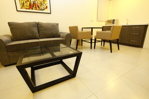 Kamer, 1 slaapkamer | Woonruimte | Een flatscreentelevisie