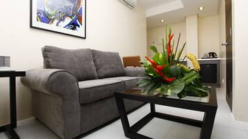 Room, 1 Bedroom | Living area