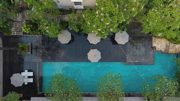 Kolam renang outdoor, dengan payung kolam renang dan kursi berjemur