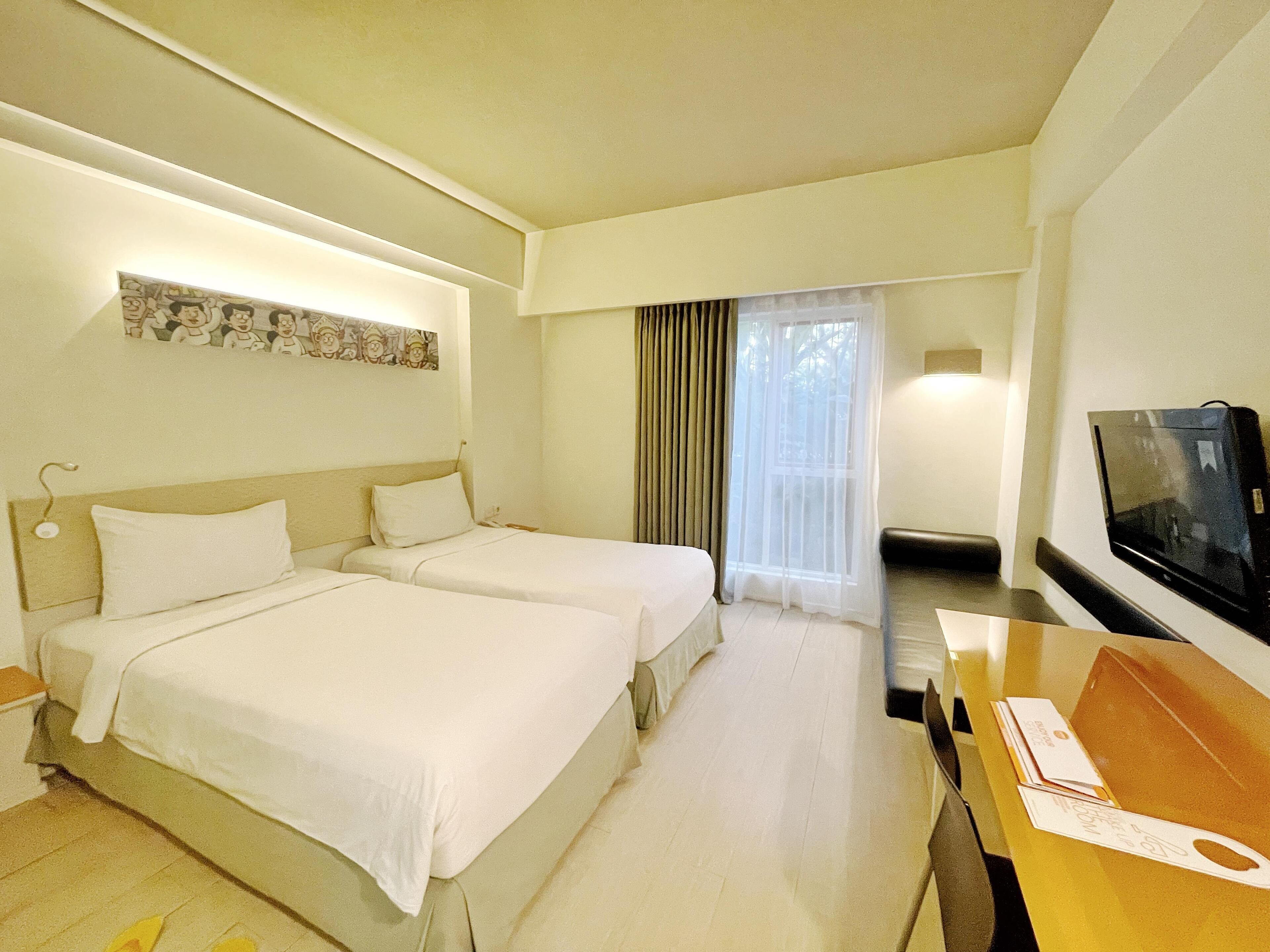 Une chambre d’hôtel avec deux lits, un bureau avec une télévision, une fenêtre avec des rideaux et une œuvre d’art accrochée au mur.