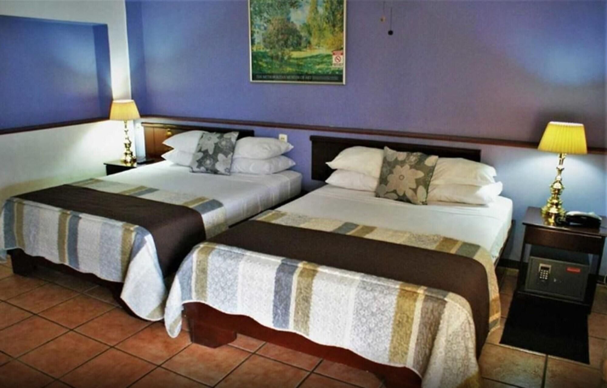 Premium bedding, in-room safe, iron/ironing board, free WiFi