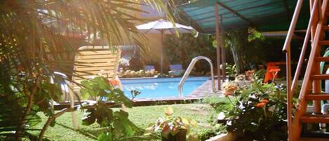 Piscine extérieure, parasols de plage