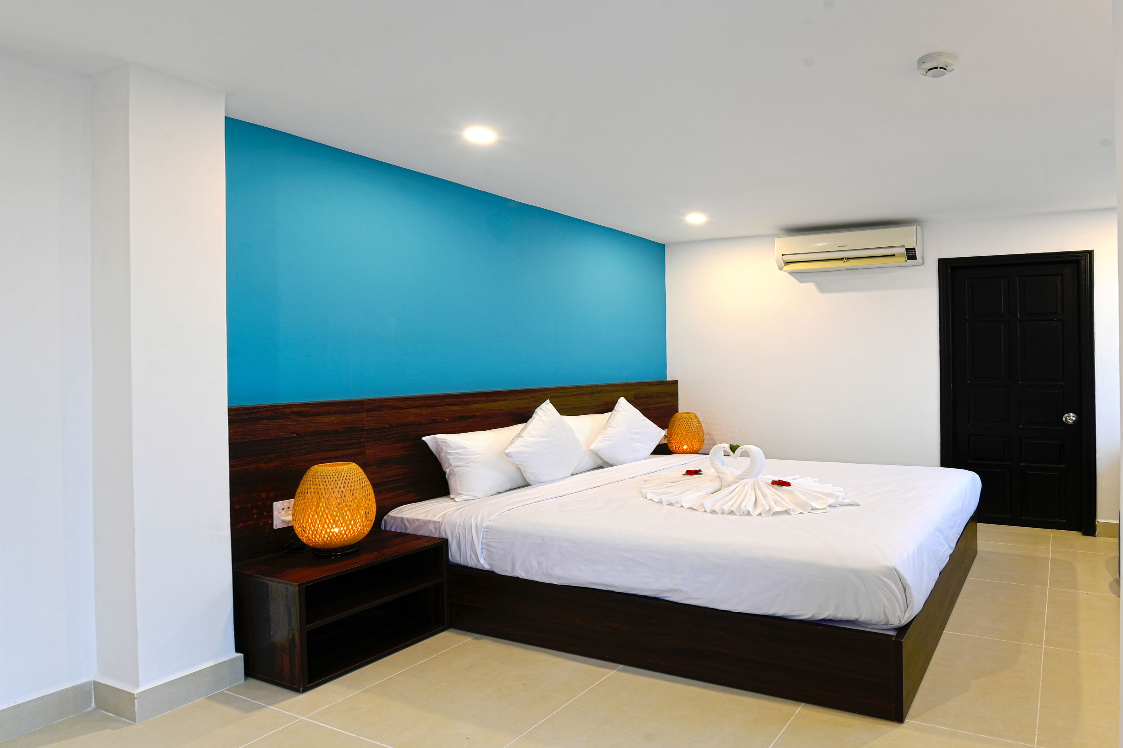 deluxe double room | 1 bedroom, free minibar, in-room safe, desk