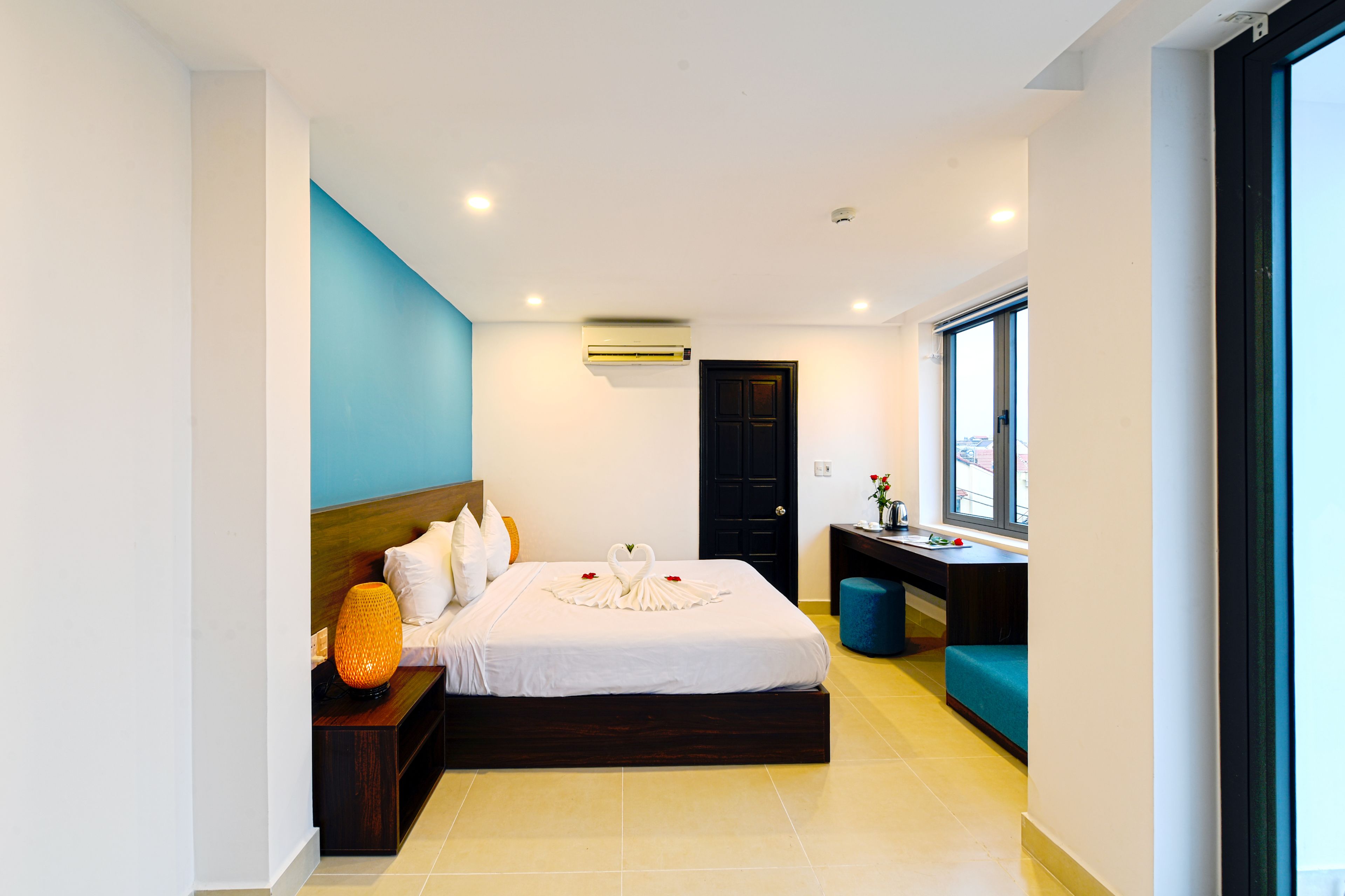 deluxe double room | 1 bedroom, free minibar, in-room safe, desk