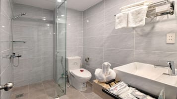 Budget Double Room | Salle de bain | Douche, articles de toilette gratuits, sèche-cheveux, chaussons