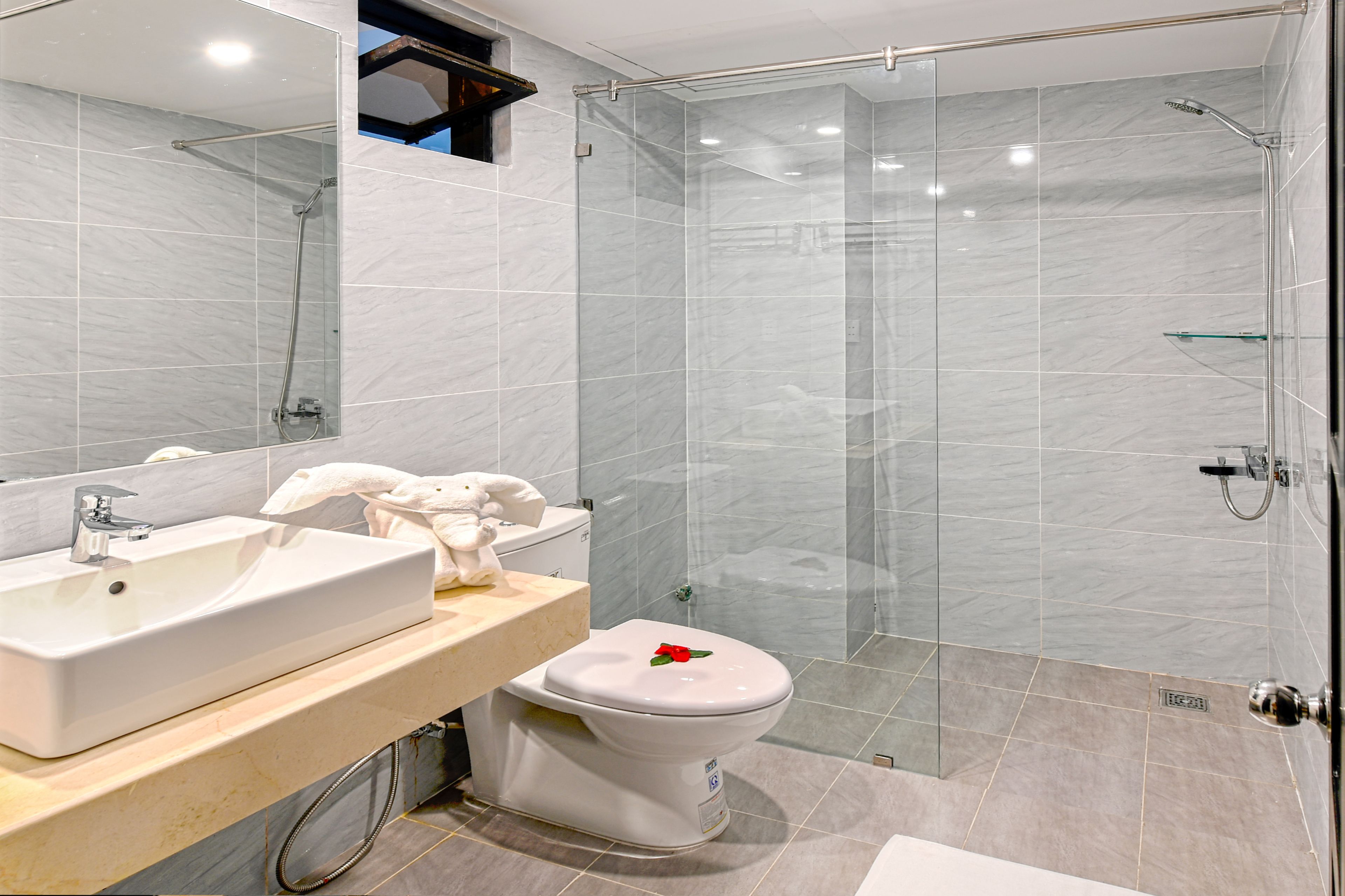 deluxe double room | bathroom | shower, free toiletries, hair dryer, slippers