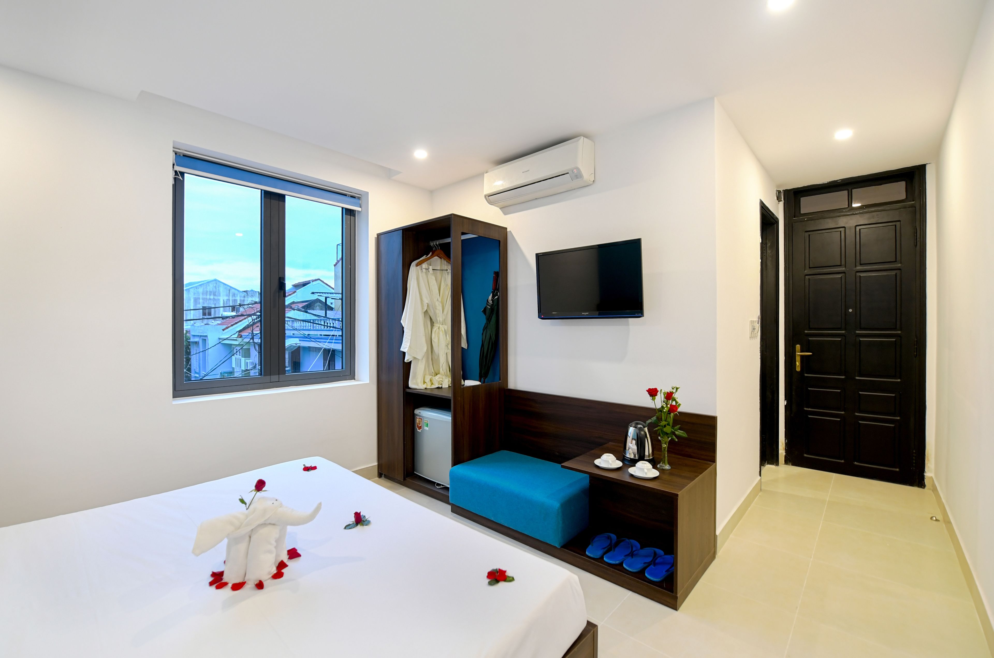 superior double room | 1 bedroom, free minibar, in-room safe, desk