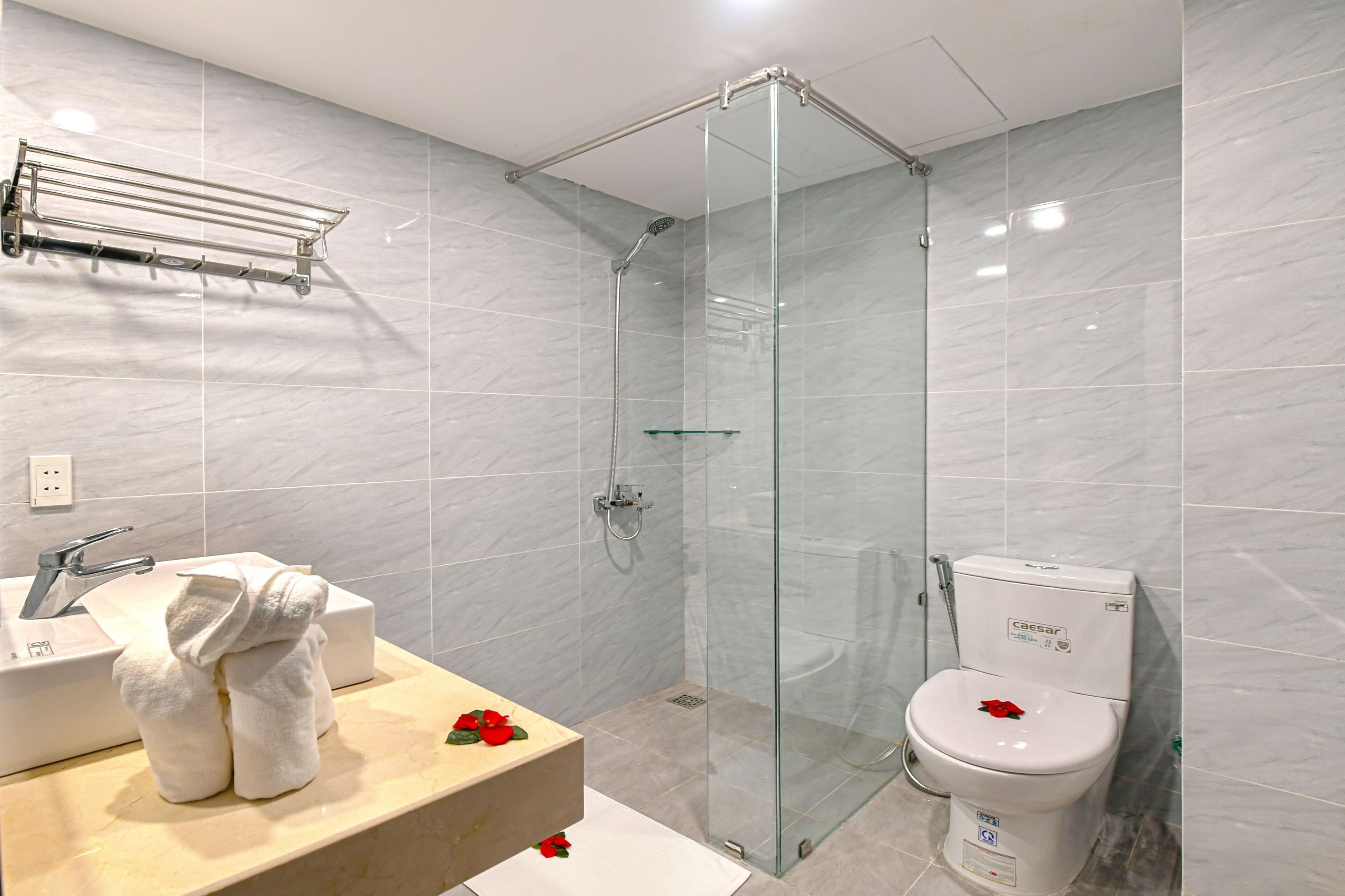 budget twin room | bathroom | shower, free toiletries, hair dryer, slippers