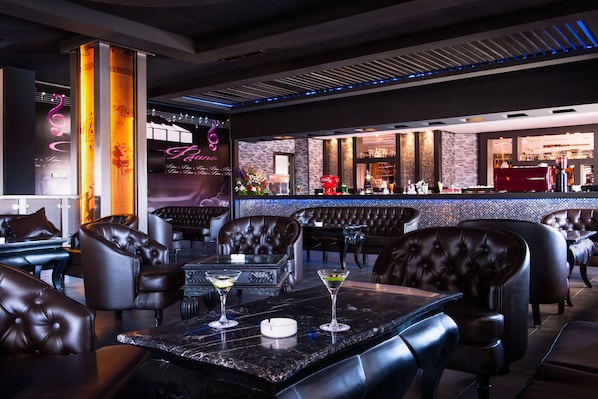5 bars/lounges, 3 poolside bars
