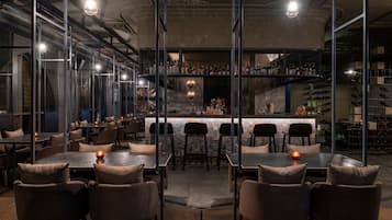 4 bars/lounges, een poolbar, een strandbar