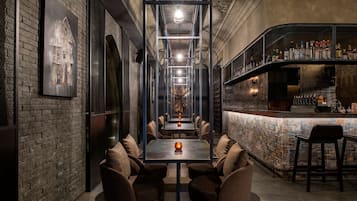 4 bars/lounges, een poolbar, een strandbar