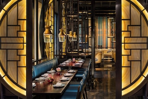 11 restaurants, servant le déjeuner et le dîner; cuisine internationale