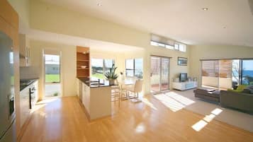 Villa de lujo, 3 habitaciones | Área de sala de estar | Televisión
