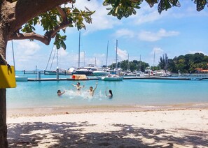 附近有私人海灘、免費海灘小屋、排球、海灘酒吧