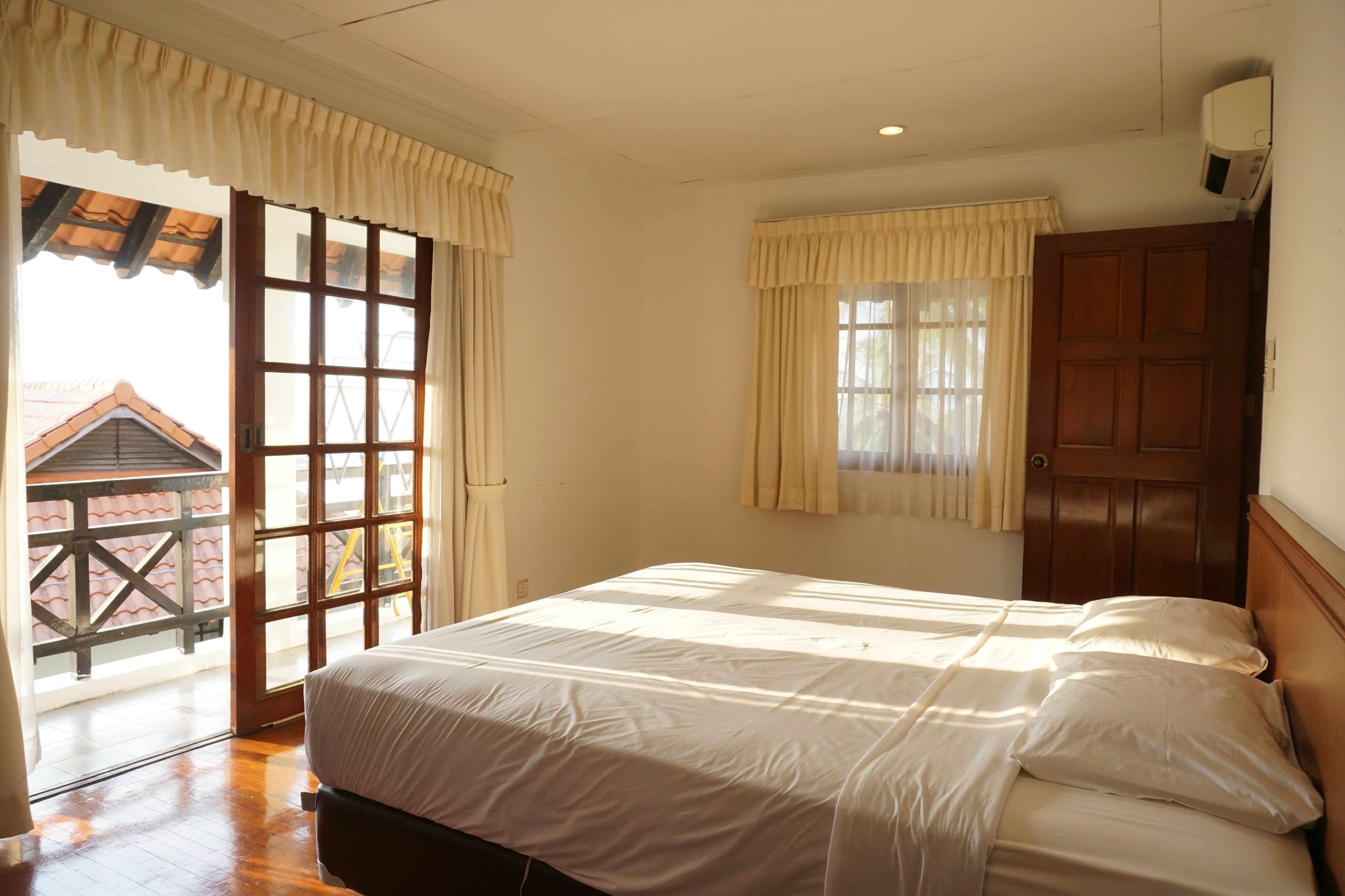 Cortinas blackout, tabla de planchar con plancha y camas extra 