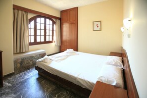 One Bedroom Apartment, Pool View | Egyptian cotton sheets, in-room safe, individually decorated