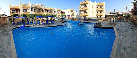 حمّام سباحة خارجي، مظلات على حمّام السباحة، مقاعد للتشمس