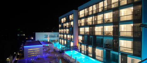 Piscina interna, piscina externa, guarda-sóis, espreguiçadeiras