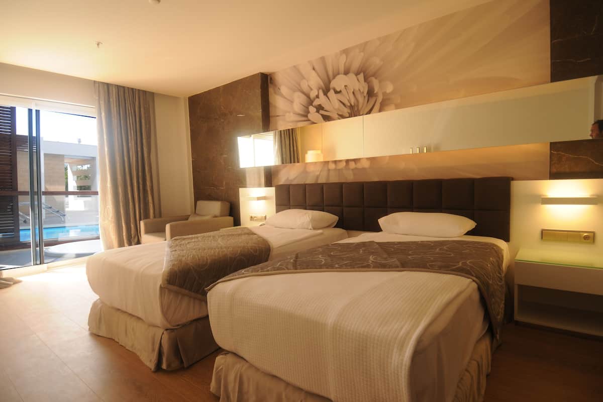 Premium bedding, in-room safe, iron/ironing board, rollaway beds