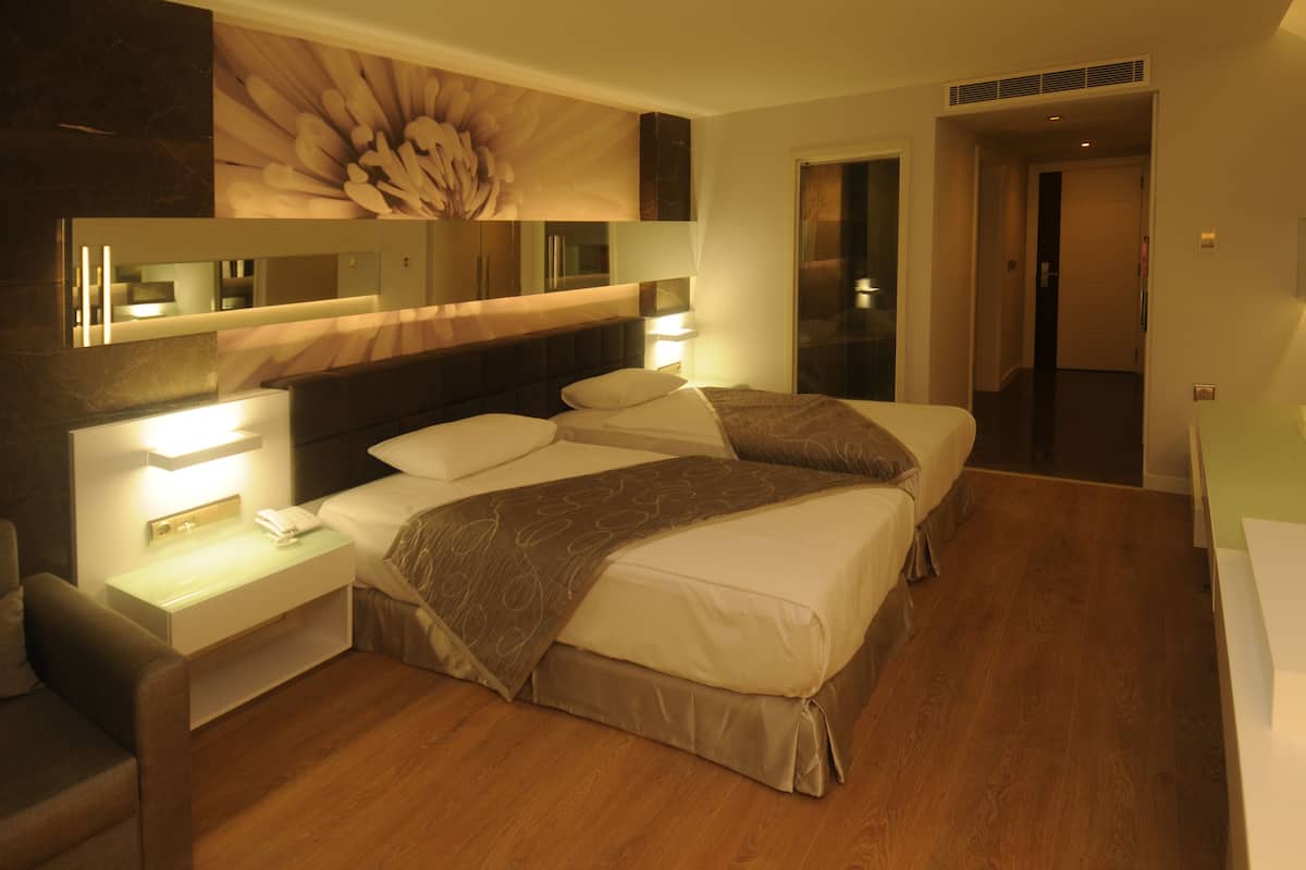 Premium bedding, in-room safe, iron/ironing board, rollaway beds