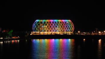 Vista frontal de la propiedad por la tarde o noche