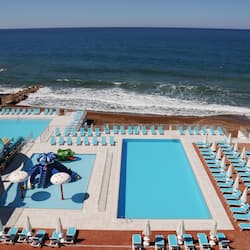 Inomhuspool, 2 utomhuspooler, parasoller och solstolar