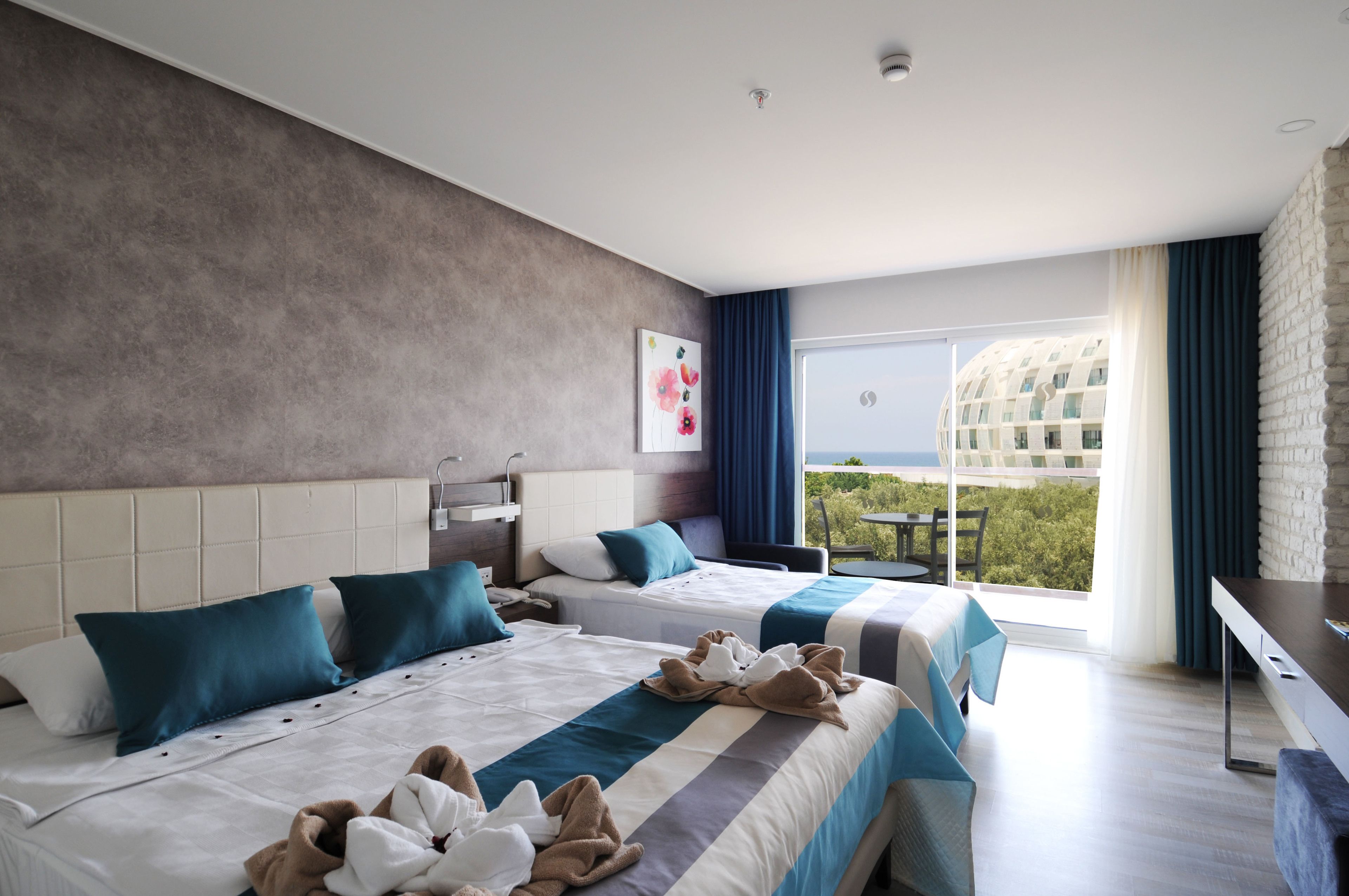 Minibar, Zimmersafe, Schreibtisch, laptopgeeigneter Arbeitsplatz