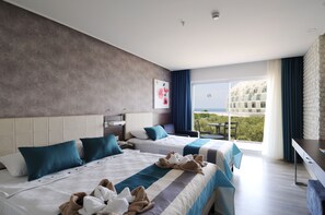 Frigobar, cofres nos quartos, escrivaninha