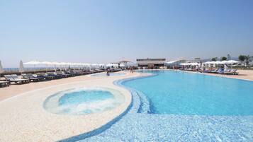 Alberca techada, 2 albercas al aire libre y sombrillas en la alberca