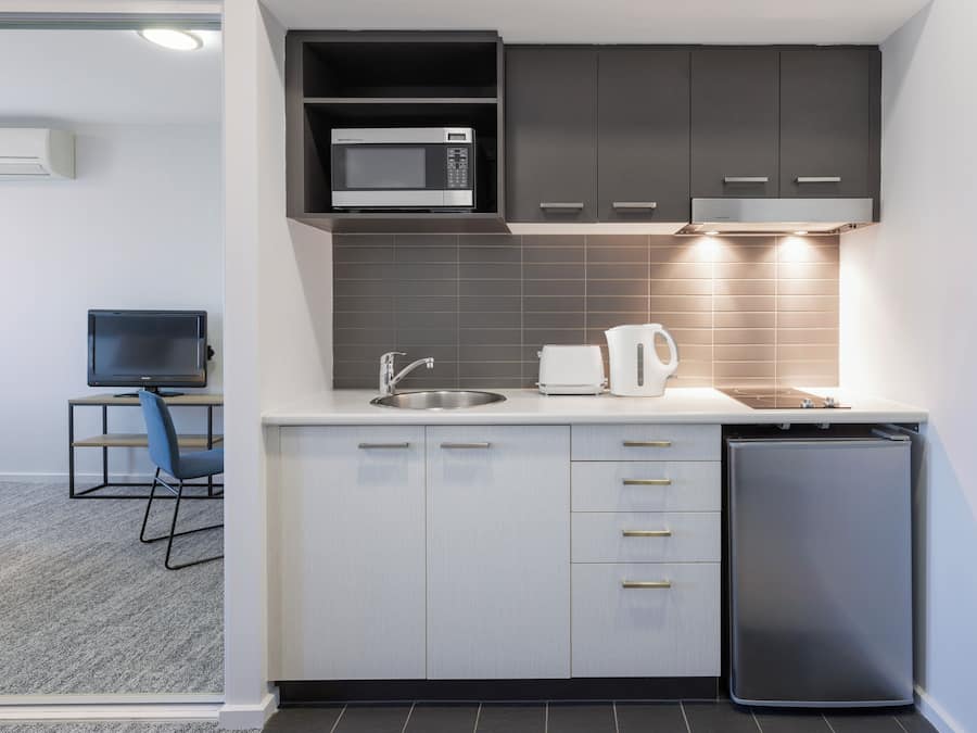 Een magnetron, een kookplaat, een koffiezetapparaat/waterkoker