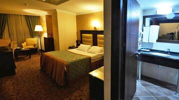 Habitación individual | Minibar, caja de seguridad en la habitación y escritorio