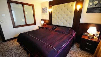 Minibar, caja de seguridad en la habitación y escritorio