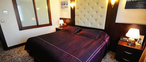 Minibar, caja de seguridad en la habitación y escritorio