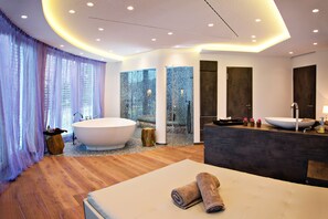 Salas de tratamiento para parejas, un sauna, una bañera de hidromasaje