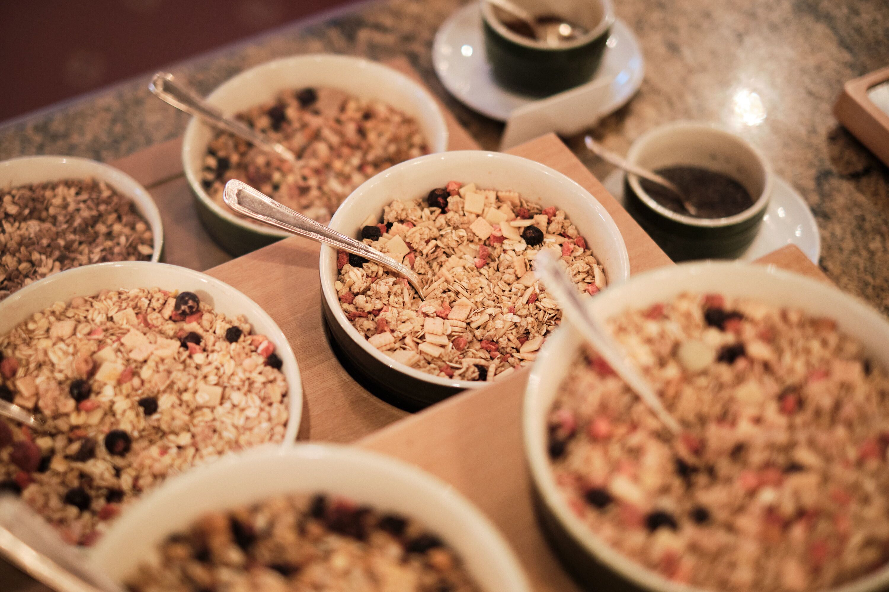 Cuencos de cereales con distintos acompañamientos sobre una mesa.